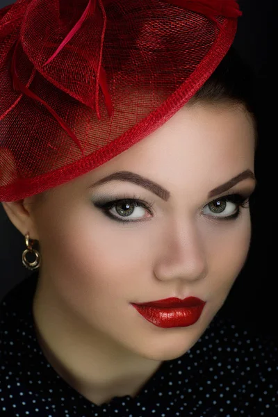 Frau mit großem roten Accessoire — Stockfoto