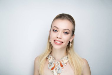 kadın çıplak yapmak kadar büyük kolye