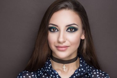 Gerdanlık ile şık kız