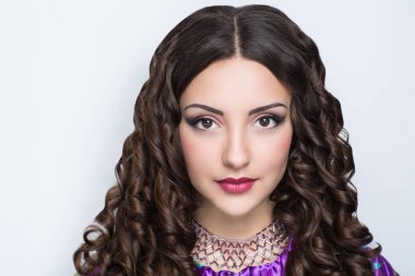 uzun kahverengi saçlı