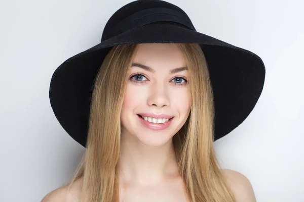 Женская чёрная шляпа — стоковое фото