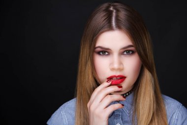 Kırmızı dudaklı kadın