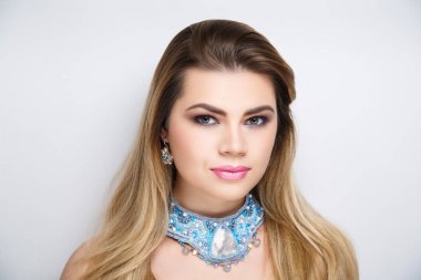 Kadın pembe yapmak kadar mavi kolye