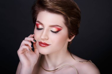 Kız kapalı gözler hoşlanır