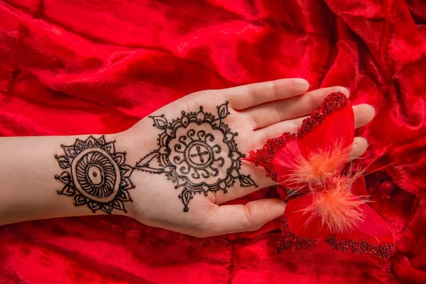 Mehendi obrázek na dlaně levé ruky — Stock fotografie