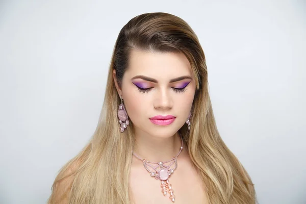 Ženská krása tváře růžové náhrdelník — Stock fotografie
