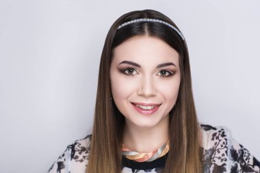 uzun kahverengi saçlı