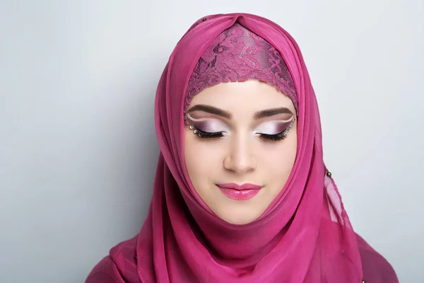Chica en un hijab pañuelo en la cabeza — Foto de Stock