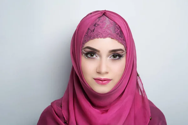 Menina em um lenço de cabeça hijab — Fotografia de Stock