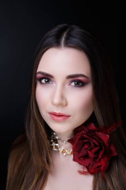 kadın kırmızı gül