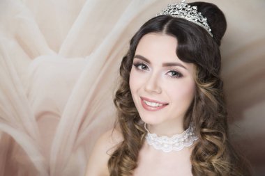 Güzel gelin tarzı. Yakın çekim portre güzellik kız kadın Bayan, Cilt saç-do. Lüks saç şekillendirme. Parlak gölgeler makyaj, dudak ruj. Profesyonel fotoğraf modeli kişi, yeni yatay banner