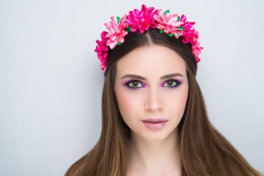 Kadın pembe Gül çelenk