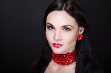 Kırmızı dudaklı kadın