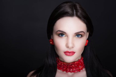 Kırmızı dudaklı kadın