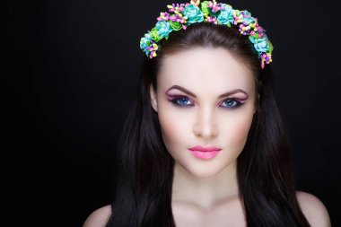 kadın yeşil çelenk