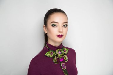 kadın Güzellik yüz büyük kolye