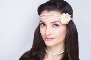 kadın beyaz çiçek çelenk 