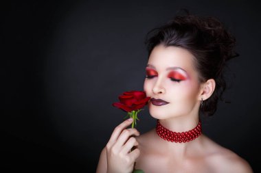 kadın kırmızı gül