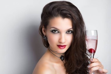 Şarap içen kadın