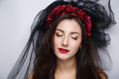 Siyah saç kırmızı dudaklar