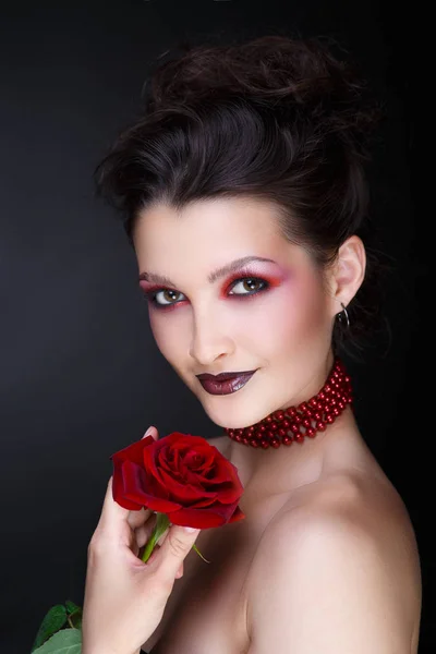 Frau rote Rose — Stockfoto