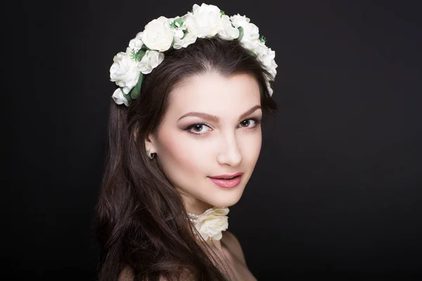 Femme couronne de fleurs blanches — Photo