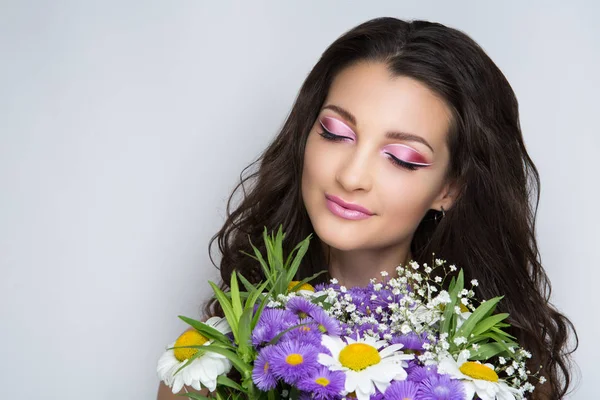 Frau mit Blumen — Stockfoto