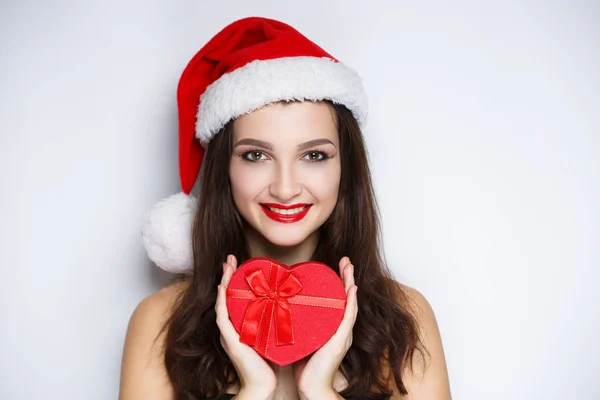 Femme tenant coeur rouge, Père Noël sexy avec présent — Photo