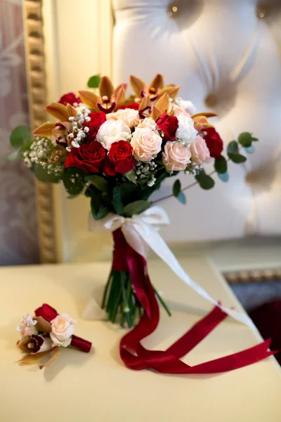 Hochzeit mit großem Blumenstrauß — Stockfoto
