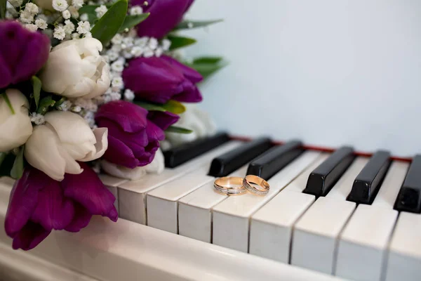 Cincin pernikahan piano — Stok Foto