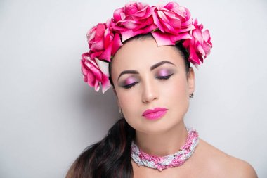 Kadın pembe çiçek çelenk parlak makyaj