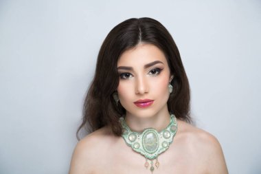 kadın parlak yapmak kadar büyük kolye