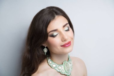 kadın parlak yapmak kadar büyük kolye