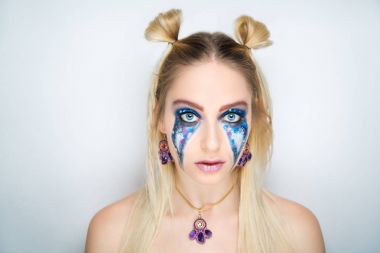 kadın pırıltılar gözyaşları parlak makyaj