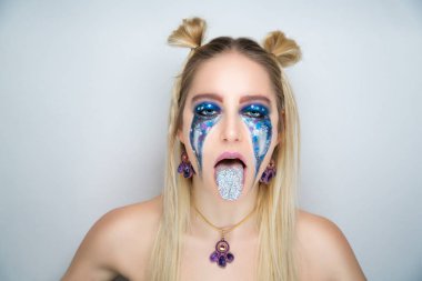 kadın pırıltılar gözyaşları parlak makyaj