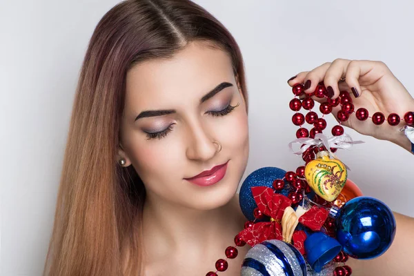 Девочка держит рождественские игрушечные шарики — стоковое фото