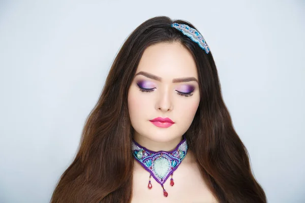 Ženská krása tvář fialový náhrdelník — Stock fotografie
