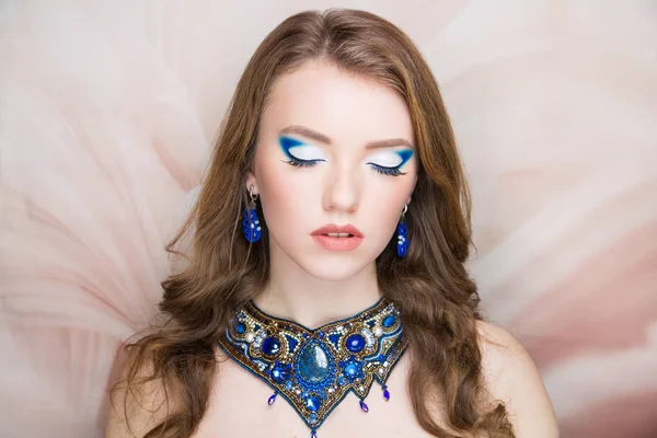 kadın mavi kolye parlak makyaj