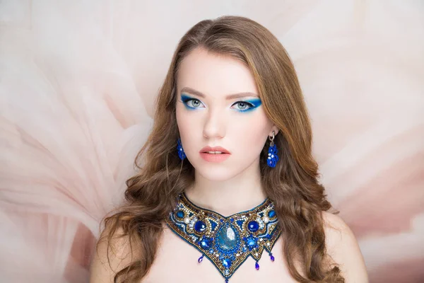 kadın mavi kolye parlak makyaj