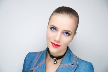 kadın mavi yapmak kadar siyah kolye