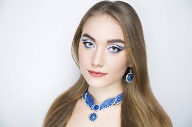 kadın mavi beyaz yapmak kadar kolye