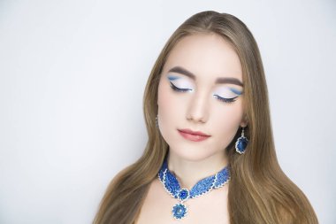 kadın mavi beyaz yapmak kadar kolye