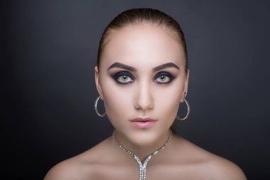 kadın parlak makyaj