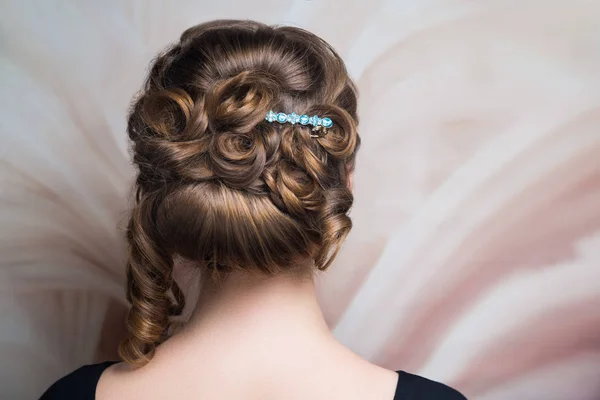 Fryzurę kobieta zebrane fryzura loki — Zdjęcie stockowe