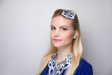 kadın mavi beyaz makyaj