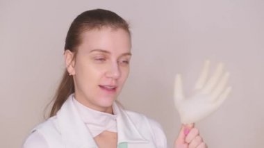 El sallayan eldiven giyen kadın doktor, beyaz üniformalı. Sancak salgını, virüs koruması. Hastaların grip bağışıklığı olması gerekiyor. İlaçların gerçekliği ve koronavirüs için yeni koruyucu ekipmanlar