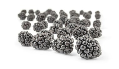 dağınık blackberry üzerinde beyaz izole