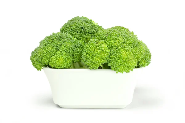 Proaspăt broccoli în castron de tacâmuri albe pe fundal — Fotografie, imagine de stoc