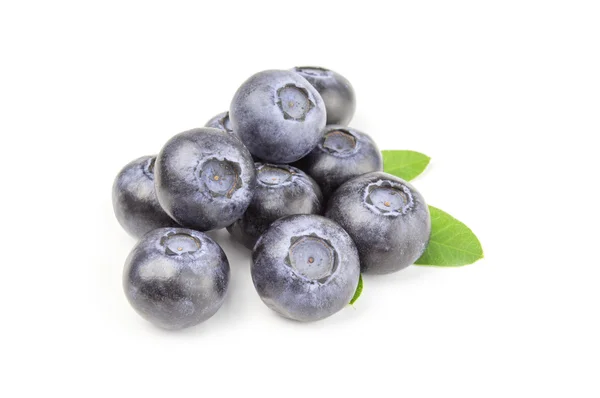 Heap de blueberrys frescos isolados sobre fundo branco — Fotografia de Stock