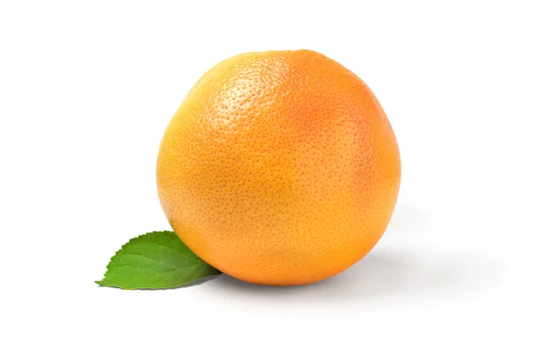 Růžový grapefruit v peel na bílém pozadí — Stock fotografie